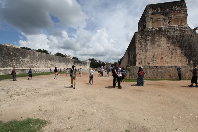 ◎球戯場<br />　長さ168ｍ、幅70ｍの球戯場。<br />　肘や尻、膝を使ってゴムのボールをとばし高い位置に設置された石のリング（ゴール）にボールを通すことで勝敗を競った。<br />　両側の壁面に、首をはねられる戦士のレリーフが描かれている。