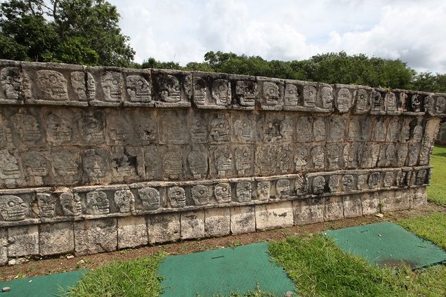 ◎ツォンパントリ「骸骨の壁」<br />　壁に彫られたドクロは、敵を意味し、人間を生贄にしていた証拠とされる。