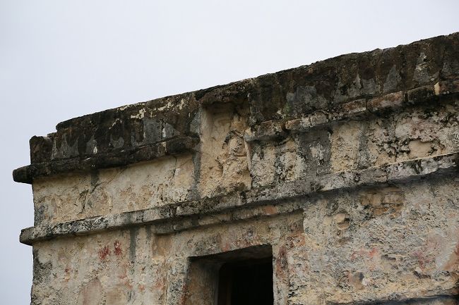 ◎フレスコ画の神殿<br />　地上に降りた神がつけたとされる赤い手形（画面左）<br />