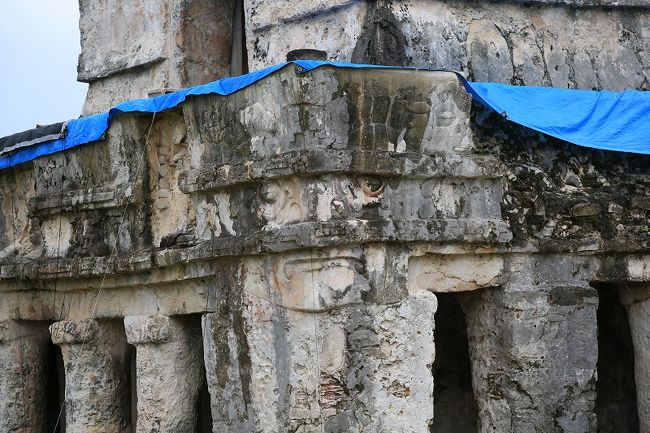 両サイドを守る神の顔<br />片方は目を開いている。・・・誕生を意味している。<br />もう片方は目を閉じている。・・・死を意味しているといわれている。