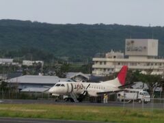 現在の喜界空港は、1日6便の双発ターボプロップ機が離発着しています。しかし僅か70年前には、多くの旧式レシプロ機である特攻機が、鹿屋・知覧と言った本土の前線基地を出発し、この喜界飛行場を中継して沖縄へと、帰ることのない死出の旅に出て行ったことを忘れてはならないと思います。