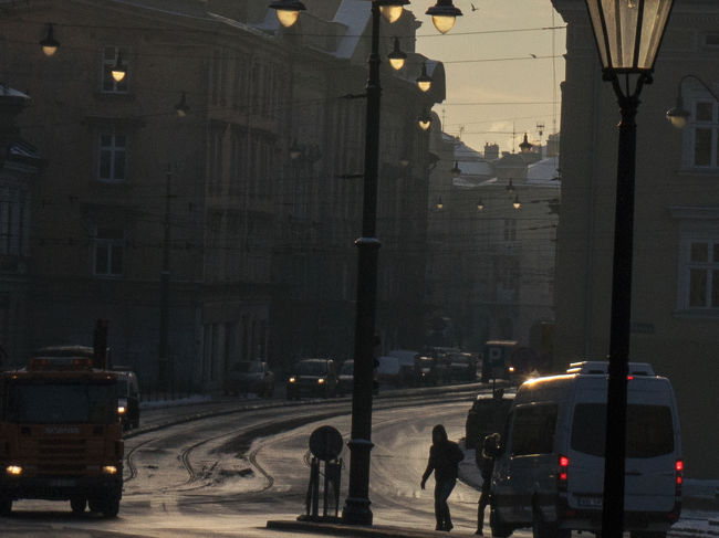 荷物を預けて朝もやの中　街へ散策に出かけます
