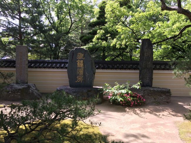 中に入ると饂飩蕎麦発祥の碑もあります。<br />…博多が発祥だったとはね！