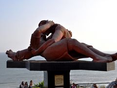 リマの新市街ミラフローレス地区にある恋人たちの公園。この男女が抱き合ってキスをしている恋人のオブジェがあるだけの公園ですが、周りはリマの恋人達がたくさんデートしていました。