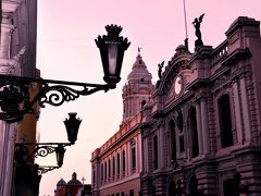 サントドミンゴ教会へ続く道はヨーロッパの雰囲気のおしゃれな通り。街灯も素敵。また、ピンク色のサントドミンゴ教会に合わせて手前の建物もピンク色の外装。夕刻は夕日のピンクに照らされて絵になる風景でした。