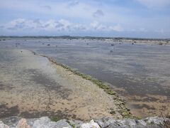 この向こうは佐和田の浜
今日は魚垣（ながき）の様子が良く見えてました。
以前来た時は満潮で魚垣って書いてあるけど？？？何も無いわね・・・と思ったの。
そう言えば佐和田の浜の前にある「いなうの郷」もご飯が美味しくてリーズナブルに宿泊できる良いお宿でした。

寄り道はこのくらいにして佐良浜港まで急ぎます。