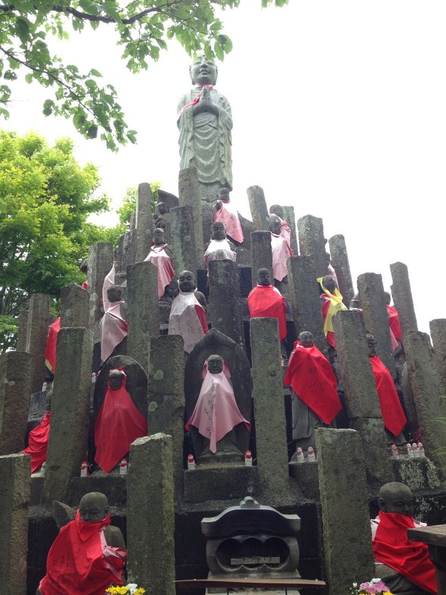 頂上の手前にお地蔵様があります。