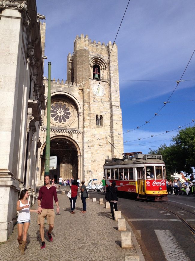リスボン大聖堂の前です。路面電車はこの坂の上くらいから、狭いところを殺人的な運転で縫っていきます。