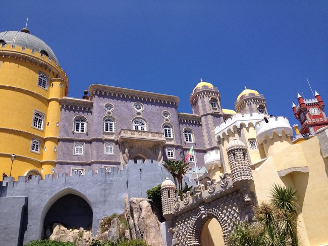 シントラというところの、ペーナ宮殿という珍妙な建物。残念なことに中国人観光客で埋め尽くされていて、雰囲気は台無しでした。いかにも中国人が好きそうかな(^_^;)