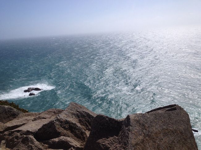 ここに地果て、海始まる、と言われたロカ岬。ユーラシア大陸最西端の、ロマンあふれる場所です。風の強いところでした。<br />その風に負けないほど中国人たちが騒いでいる、などとは決して想像せず、ただ写真のみをお楽しみください。