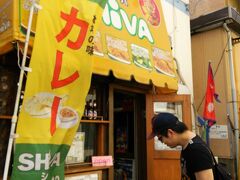 予約は２時なのでランチを食べてから行くことに。
弟の強い希望により日野駅のカレー屋さんシバへ
最近どうもお店の新規開拓に填まっているみたいで行ったこと無いところに行きだがります…当り外れが怖いんですよね…大丈夫かな？
店に入る前からなに食べるか真剣に見てますね(笑)