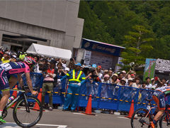 本部美濃和紙の里へ

コース沿道には大勢の観客が並び、
選手らが疾走していくと、
拍手や歓声がわき起こっていた。