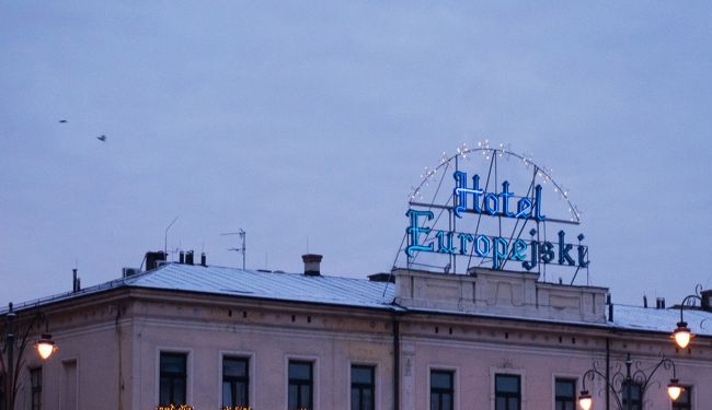 クラクフ中央駅から陸橋を渡るとそこは今回のお宿<br /><br />Europejski Hotel　です<br /><br />http://www.hoteleuropejskikrakow.com/