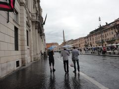 ナヴォーナ広場。
雨のせいか、比較的空いていました。