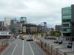 〔 姫路駅 〕

けっきょく13時くらいに姫路駅前に到着し、とりあえず今日宿泊する駅前のホテルに荷物を預けて行動開始☆

………といっても姫路での具体的な予定は決めておらず、単に「姫路城」と「書写山圓教寺」に行きたいな〜と考えていたくらい。
駅ビルの中にある観光案内所でパンフを仕入れつつ姫路城の状況を確認すると、これからだと天守閣まで数時間待ち｡｡｡

基本せっかちなので、そんなに待つなら書写山圓教寺に行きましょうか（苦笑）