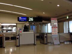 〔 那覇空港 〕

ゴールデンウイーク真っただ中の５月４日、ここ那覇空港から今回の旅が始まります。
さすがに朝の７時過ぎなので、GWとはいえ空港内もまだとっても静かな感じ。
７時20分発のJTA機で、一路関西国際空港へ☆