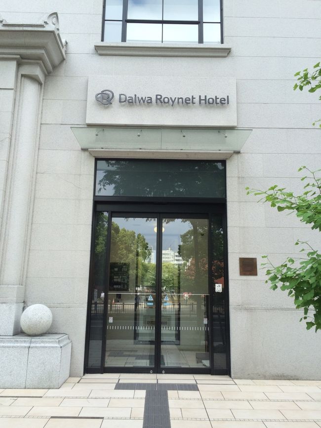 こじんまりとした入り口をくぐると…