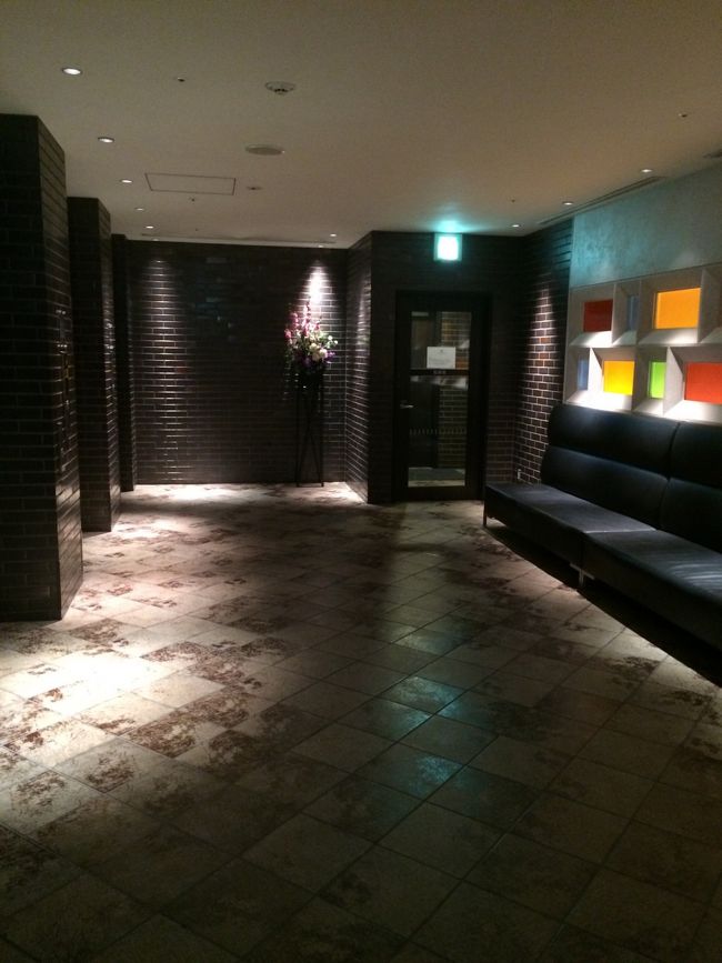 入り口を入るとエレベーターがあり、3階へ行きますとフロントが出現します。