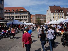 この日はドイツの祝日で旧市街は賑わっていました。