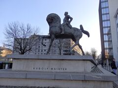 リュブリャナ駅に戻って来ました。駅前の銅像はスロベニアの英雄、ルドルフ・マイスターの像のようです。