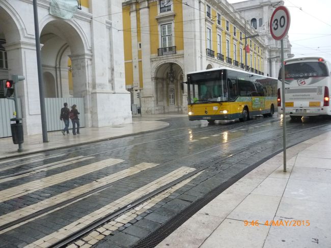 朝から嵐で、傘をさすのが嫌になるくらいの風＆雨。<br />いつかやらなきゃと思っていた　T/C　トラベラーズチェック　の換金に行きます。<br />今どきまだ持ってるの？と思われるでしょうが、腐るものじゃないしと大事にとっていました笑<br /><br />アメリカンエキスプレスのHPで、換金できるとなっている銀行を調べてから行動したのですが。<br />結果たらい回しに近い扱いでした笑　<br />どうも銀行はやりたくない面倒な業務のようです。<br />３件の銀行で断られ、最後の銀行で教えてくれた換金所へ行きました。<br />ここで、仕事の出来る女性に換金してもらいました。<br /><br />☆ロシオ広場西側の、右側が煙草屋＆左側が換金所というところで換金しました。<br /><br />☆手数料は3.5ユーロ。私は＄と£を換金しましたが、それぞれ手数料がかかり、合計7ユーロ。(2015/05/04時点)隣の換金所の人にも聞きましたが、手数料は3.5ユーロでした。どこに行っても同じだと思われます。<br /><br />☆パスポートは原本を持っていくこと。当たり前かもしれませんが、私は忘れてしまいもちろんコピーもダメですので、嵐の中一旦ホテルに帰りました。<br /><br />☆かなり時間がかかりますので、時間に余裕のあるときに。私の場合は、女性がアメリカンエキスプレスに電話を掛けて、T/Cの番号と私の名前を確認していました。そりゃあ時間かかるわな。それで7ユーロの手数料で申し訳ない。<br /><br />9:00銀行を渡り歩く→9:20パスポートを取りに帰る→9:40換金所到着、手続き→10:10ユーロを手にする<br /><br />最後に女性がたくさん飴をくれました。なぜ？そんなに疲れてたかな笑<br />とにかく面倒だったし、銀行の人の対応は冷たく、悲しくなりました。<br />でも換金できたので結果オーライで。<br /><br />T/Cの換金についての情報はほとんどなかったので、私の体験を記しておきます。<br />まあよりによってリスボンで換金する人はそんなにいないと思いますけどね。