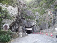 やっと室戸岬に到着しました。
一番行きたかった弘法大師が洞窟で修行をした場所
「御厨人窟」に着きました。
