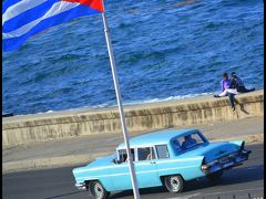 『アメリカン・クラシックカーと恋人達のキューバと海』