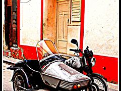 サイドカーもキューバ人の足代わり....。


ＰＳ）
バイクは、Motorenwerke Zschopau GmbH (モトーレンヴェルケ チョーパウ)。旧東ドイツ製です。 