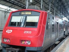 ロシオ駅からシントラに向かいます。　観光客が多く、切符を買うのに並ぶので、周遊を考えるのであれば、逆回り（カイス・ド・ソドレ→カスカイス→ロカ岬→シントラ→ロシオ）の方が、シントラでも時間が取れるので、良いと思います。