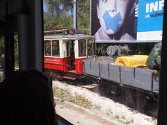 シントラから途中まで、路面電車と並走です。　金-日だけ運転しているようなので、今日は補修運転でしょうか？