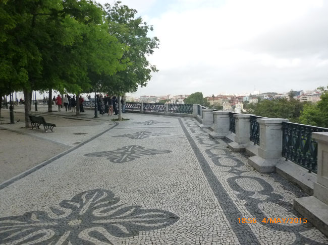 とにかく疲れた一日でした。<br />雨で体力を失い、トラブルで気力を失い。<br />一人旅はこういうとき愚痴る相手がいないのが寂しいですね笑<br />でも今写真を見返していて、やっぱり素敵な街です。<br />パンもお菓子も料理も、素朴で美味しい。<br />もう一度行きたい…かな？