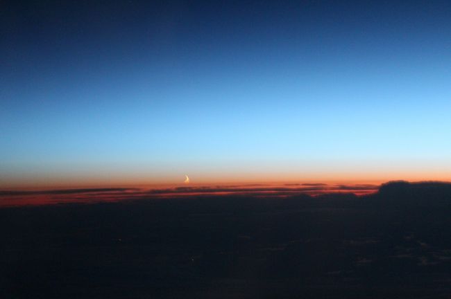 雲と空の合間に月が