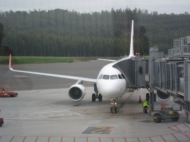 最終日　モーニングコール５：３０、このツアー初めての早起きの日です。７：００にホテル出発。空港まで２０分、荷物を預けて、セキュリーティーチェック。８時にはカフェでカプチーノをオーダーし、ホテルで用意されたボックス朝食を食べてました。ボックス朝食には水やジュースもありましたが、セキュリーティーで没収です。果物はＯＫでした。イベリア航空　９：２５発、ＩＢ３８７７。