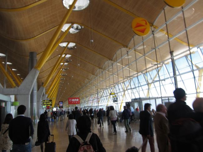 約１時間のフライトでマドリードへ到着。このフライトは国内線なので、一旦手荷物を受け取りバスでターミナルを移動。結構な移動距離です。　なんか２つの空港を移動している感じ。