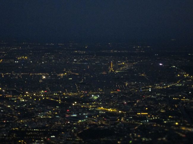 離陸後１８０ターンして、西へ飛行、画面中央にエッフェル塔が見えます。