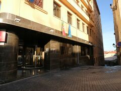 ポルトの宿はメルキューレ・ポルト・セントロ、サンベント駅近くの丘の上。ツアーだからバスでここまで来るけど駅から荷物を持って歩くのは大変だろうね。　部屋は２番目の階（ロビーの一階上）窓は南向きにあるのだがよろい戸が下りていて見晴らしはまったくなし。セキュリティー？見えてはいけないものがある？ただ風は通る。