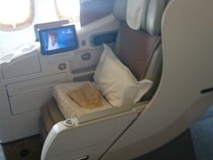 なんだ、フルフラットじゃないんだ…。