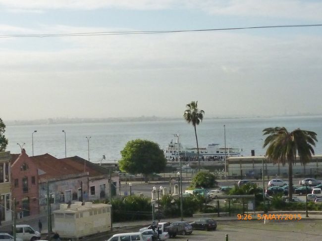 部屋からの眺め。<br />海ではなくて、テージョ川です。