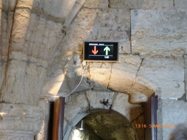 一気に一番上の階まで掛け上がりました。<br />途中、上りの時間終了が近くて警告音がなります。<br />前にいた家族連れと共に、ハアハア言いながら上りました。<br />正直、年を取ってからのこの階段は、かなりキツいのではないかと。<br />今でもちょっとキツかったのに。