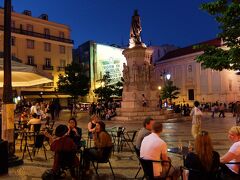 広場のカフェは賑わいを増し