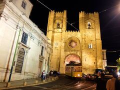 レストランを後にしてカテドラルまで坂を下りてきたら
市電発見！