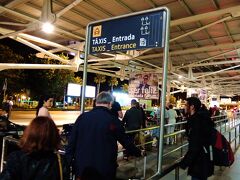 空港のタクシー乗り場も行列ですが、10分ほどでタクシーに乗ることが出来ました。
ホテルまで５ユーロくらいでした。（深夜料金を含みます）
市内観光した後、メトロで空港に戻ってタクシーでホテルに帰るなんておかしな話ですが
これが一番便利なのです。
ツアーでは問題ないのでしょうが、個人旅行ではこのホテルはおすすめできません。

長い長い１日でした〜