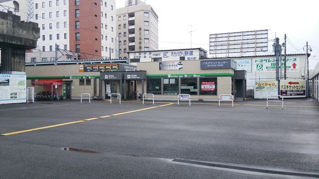 駅を出たすぐのところには、えちぜん鉄道の駅が。