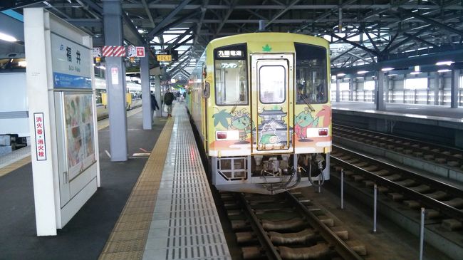 2両編成で、後ろ1両は越前大野駅で切り離すようだ。