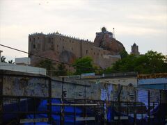 城門をくぐると前方に岩山と砦、ロックフォートが見えた。