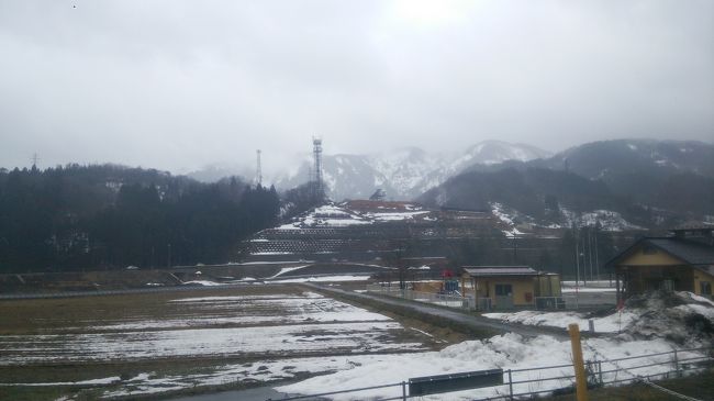 山が迫っている。山には雪が残っているが、平地には雪はだいぶなくなっているようだ。