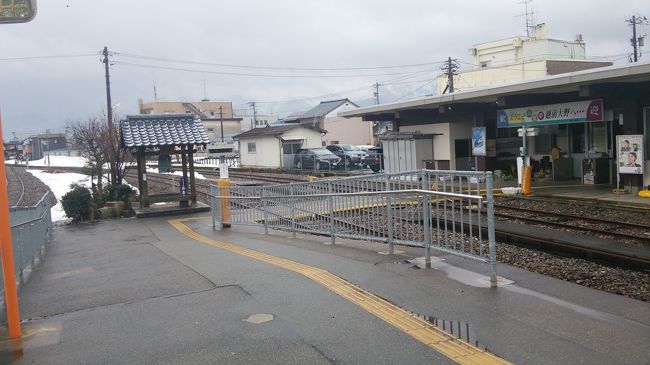 少し長く止まるので駅を撮影。