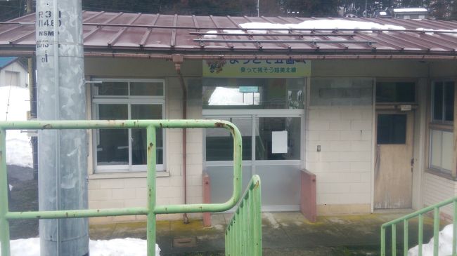 越前大野を出発して勝原駅。<br />また雪が増えてきた。