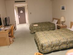 紀州南部ロイヤルホテルの部屋です。一人に十分な広さです。