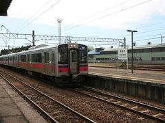 14:34　東能代駅に着きました。（この駅で7分停車します）

この駅は五能線の起点駅（始発駅）でもあります。